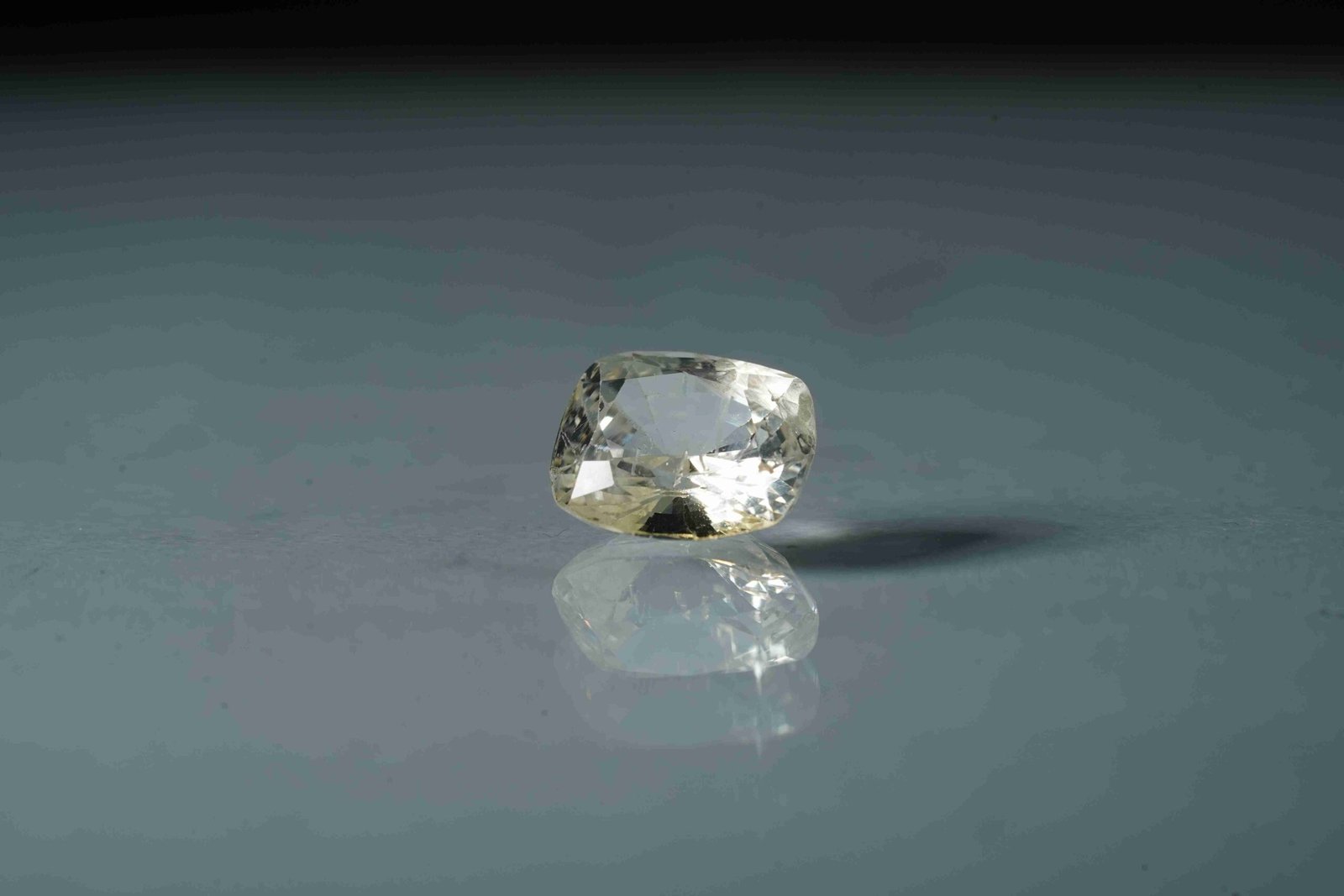 White Sapphire (Safed Pukhraj)- 9 Carat - Image 3